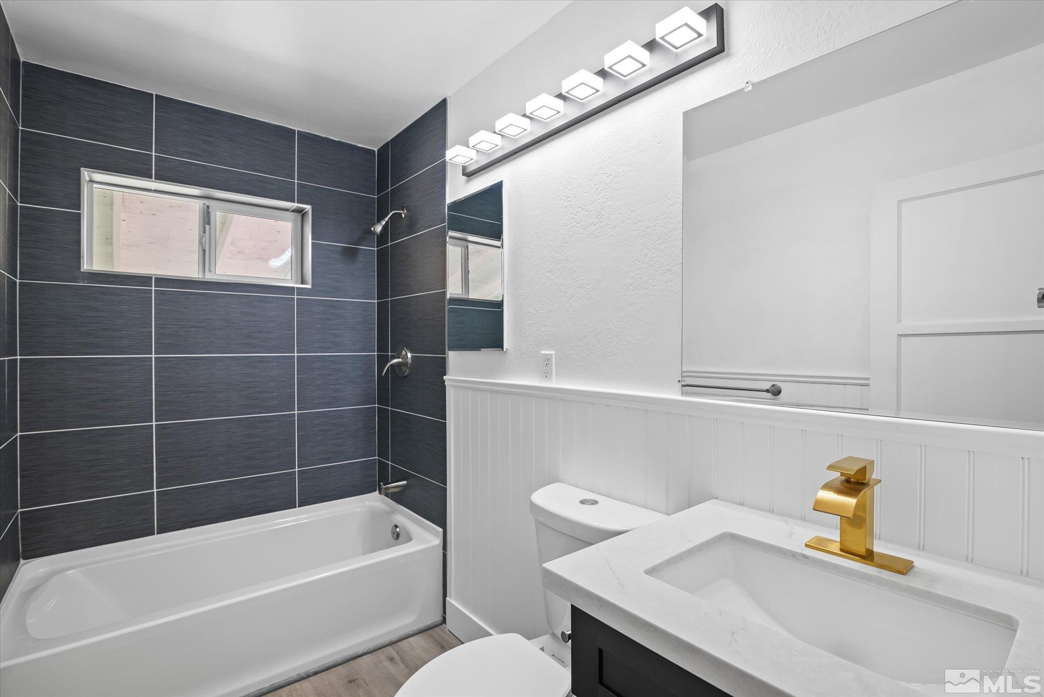 1760 Grandview Avenue Reno, NV 89503 - Photo 24 of 35 a bathroom with a sink and a bathtub