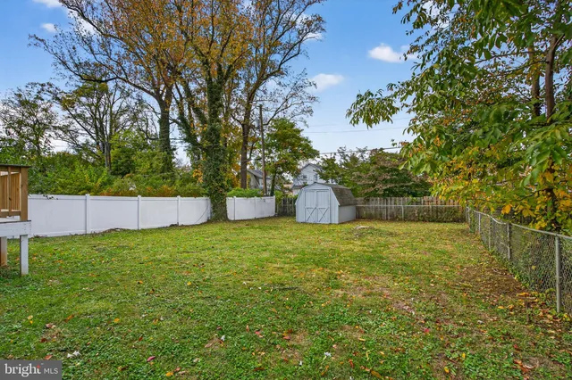 a view of a back yard