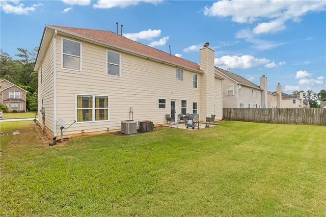 a view of a house with a backyard