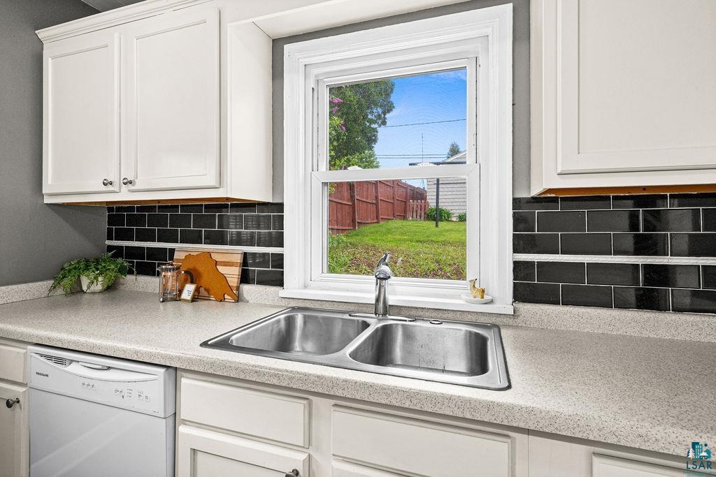 5211 Oneida Street Duluth, MN 55804 - Photo 12 of 40