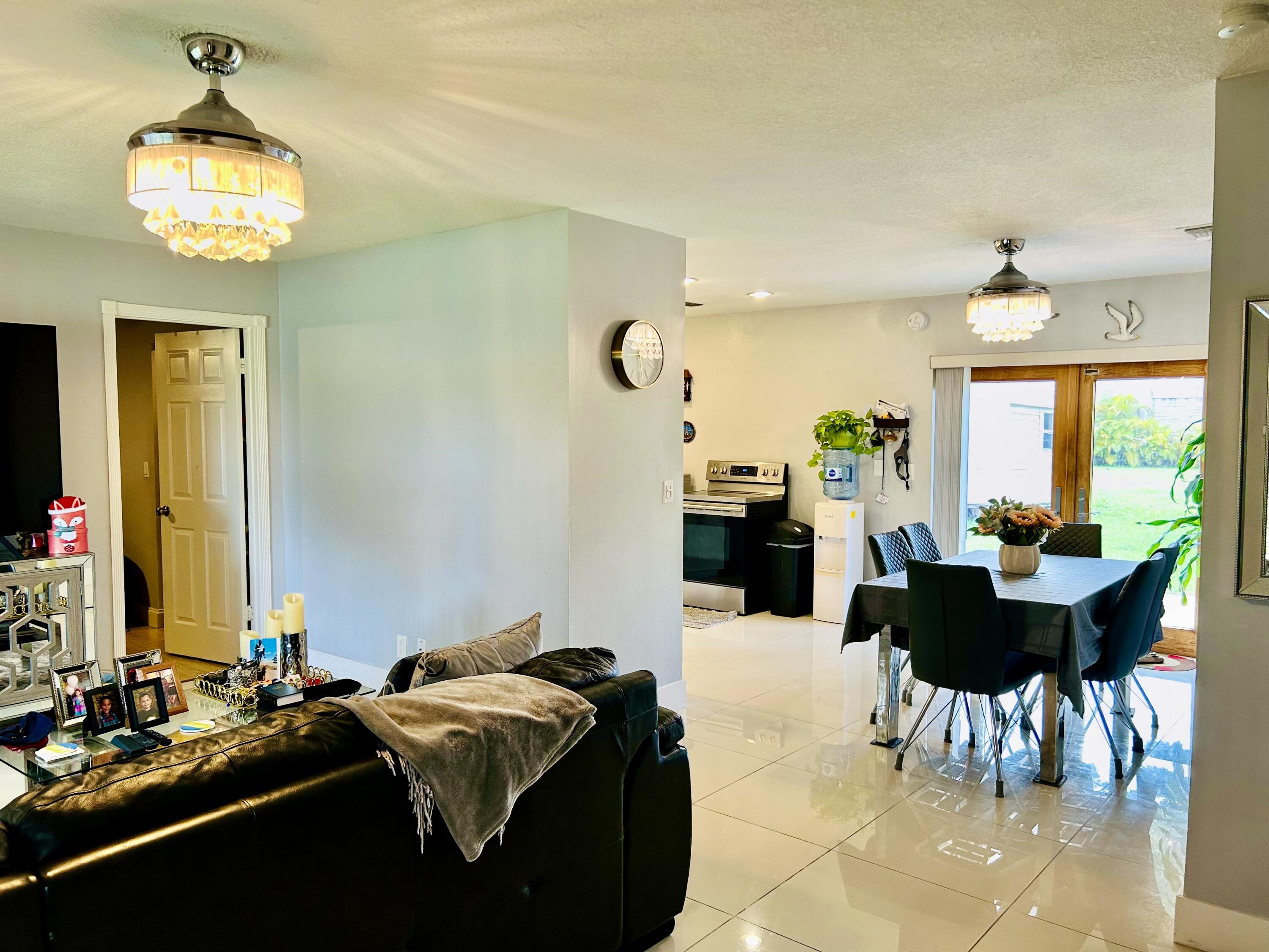 19487 Delaware Circle Boca Raton, FL 33434 - Photo 4 of 23 MAIN LIVING ROOM