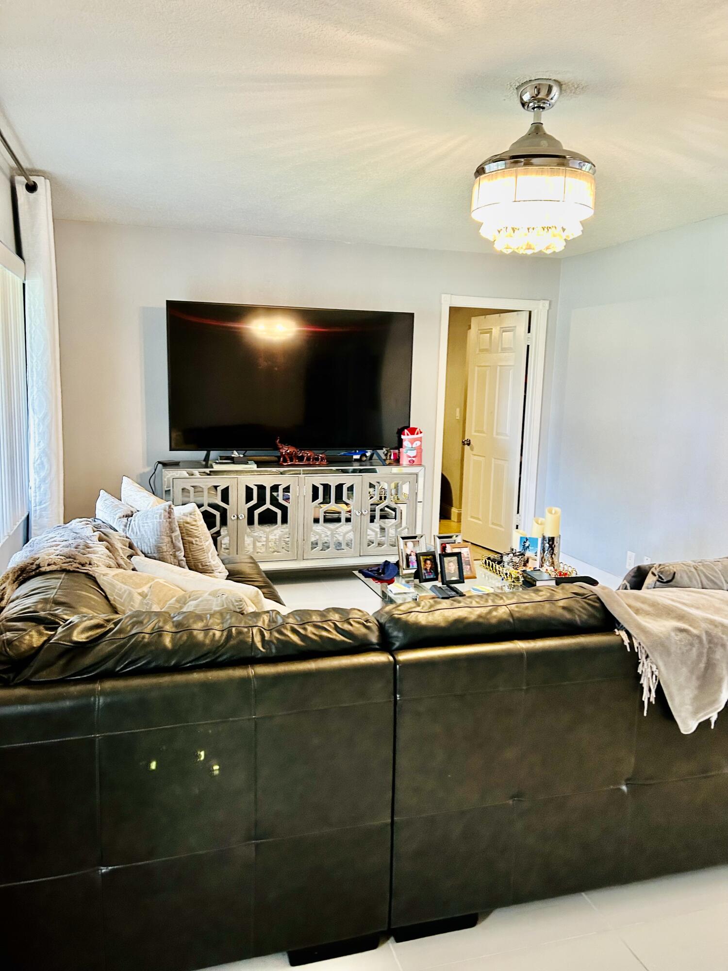 19487 Delaware Circle Boca Raton, FL 33434 - Photo 5 of 23 LIVING ROOM