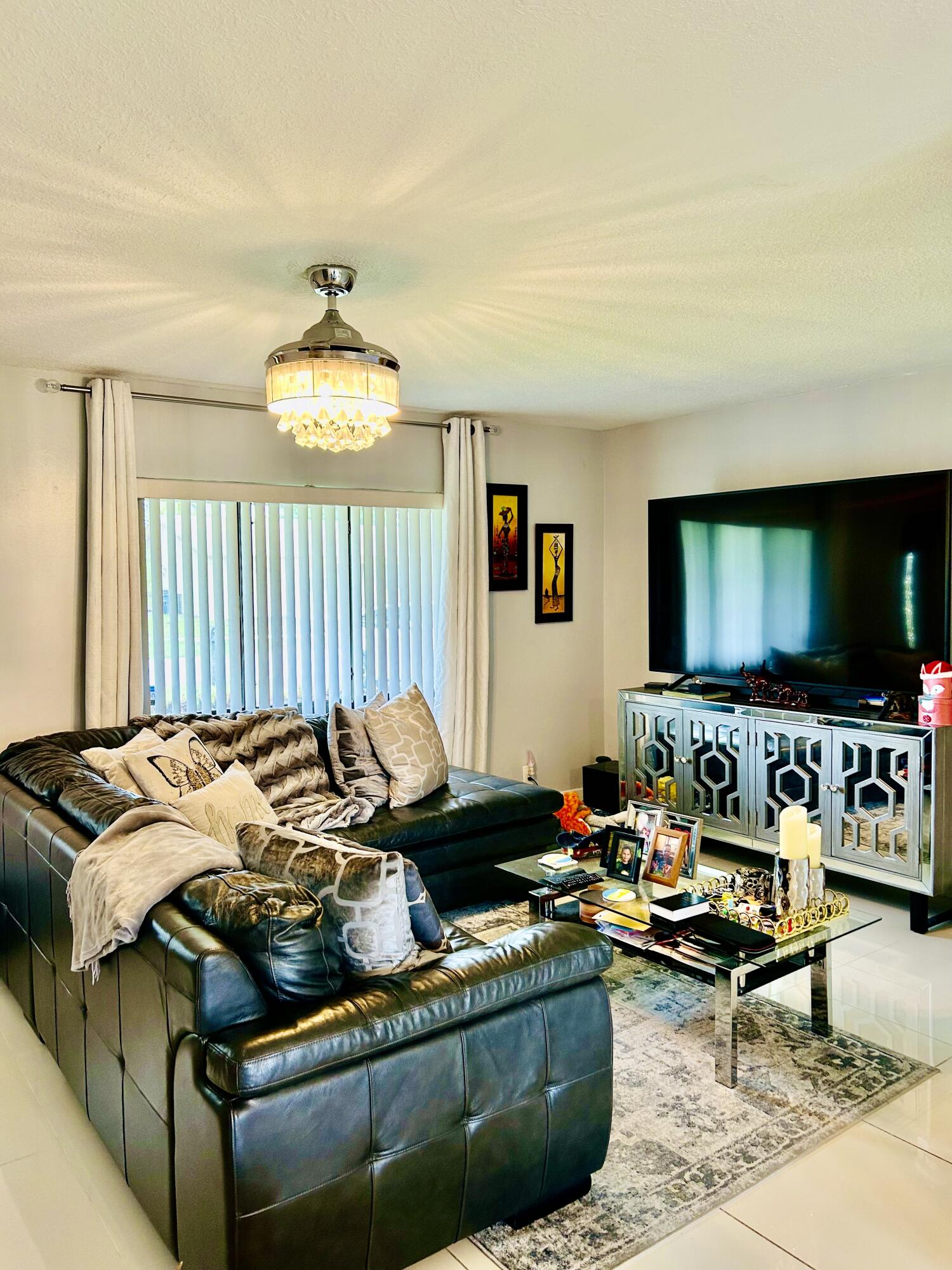 19487 Delaware Circle Boca Raton, FL 33434 - Photo 6 of 23 LIVING ROOM