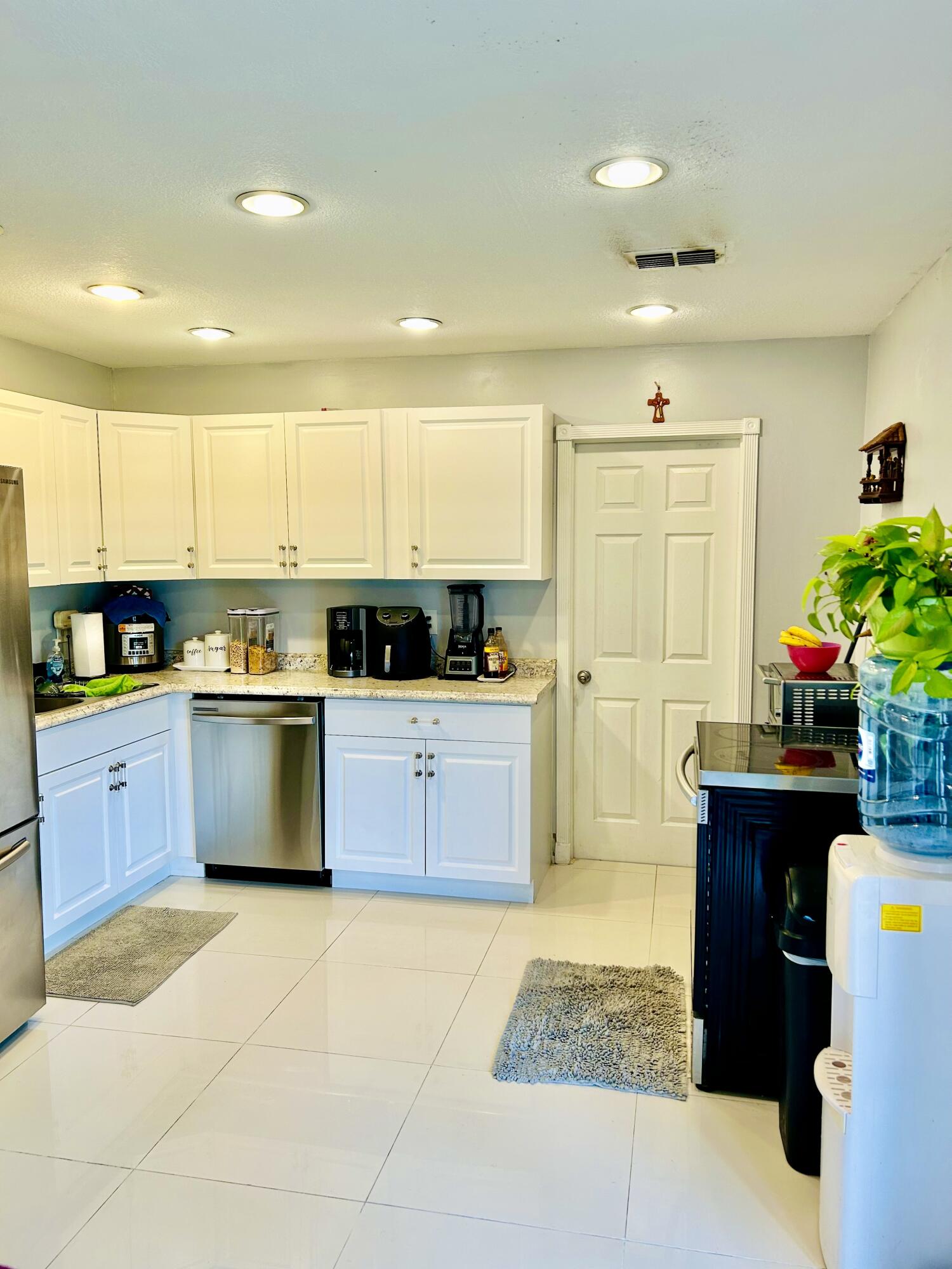 19487 Delaware Circle Boca Raton, FL 33434 - Photo 9 of 23 KITCHEN