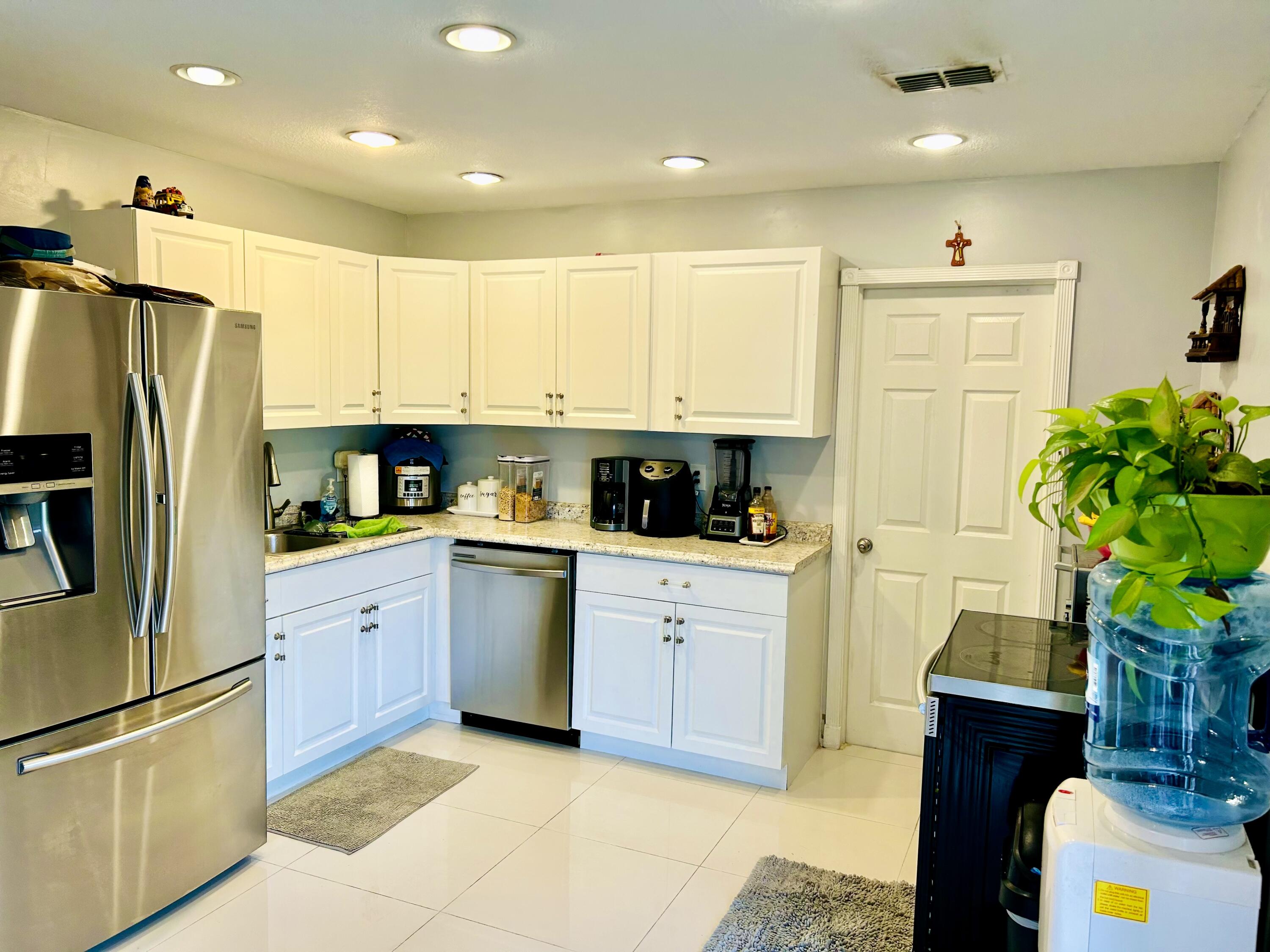 19487 Delaware Circle Boca Raton, FL 33434 - Photo 10 of 23 KITCHEN