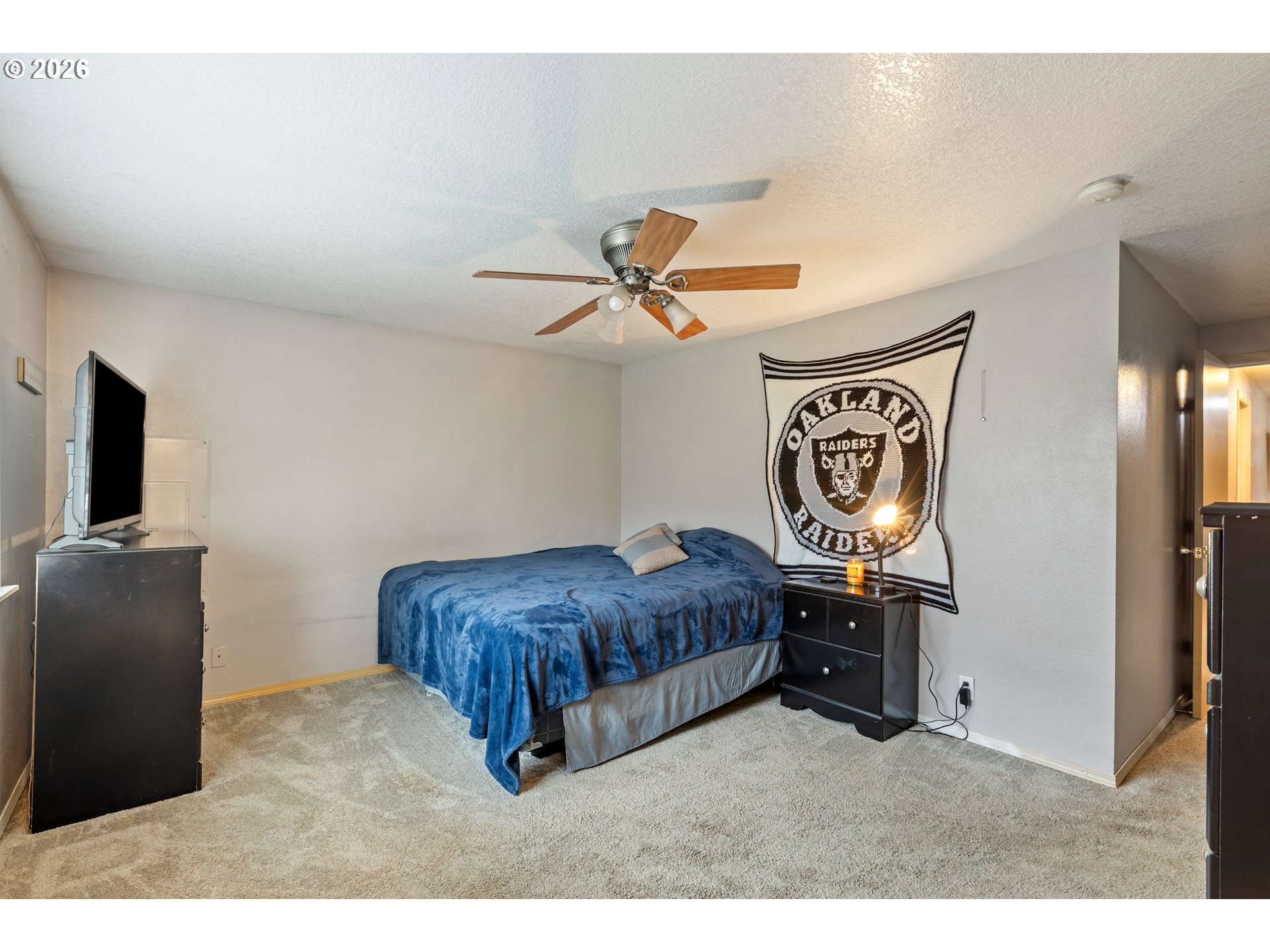 220 Southeast Wells Road Oakland, OR 97462 - Photo 28 of 45 a living room with furniture