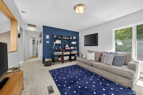 $560,000 | 305 Oak Lane, Newburgh, NY 12550