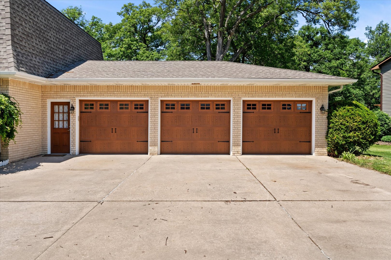 10 Oak Grove Road Geneseo, IL 61254 - Photo 2 of 43 a house with a outdoor space