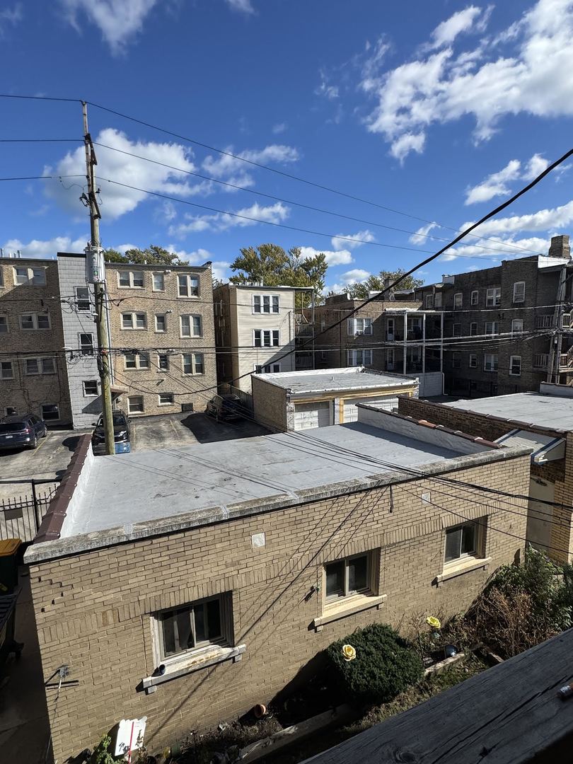 6231 North Francisco Avenue, Unit 2S Chicago, IL 60659 - Photo 22 of 24 a view of a building with a swimming pool