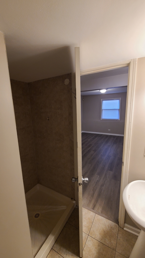 125 Deerpath Road Matteson, IL 60443 - Photo 14 of 19 a bathroom with a glass shower door