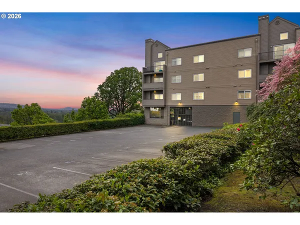 $199,900 | 4320 South Corbett Avenue, Unit 211, Portland, OR 97239