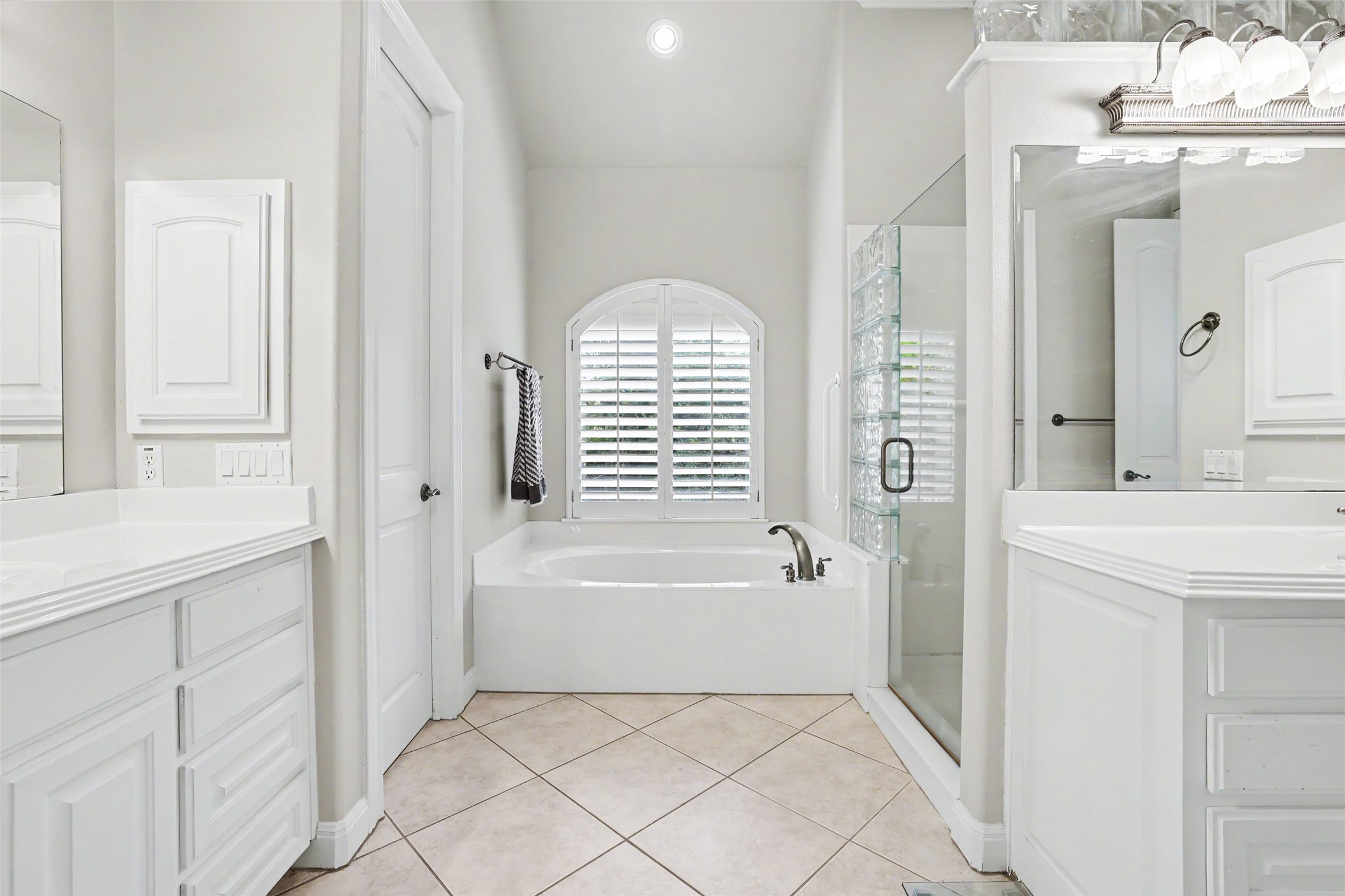 33 Meadows End Georgetown, TX 78628 - Photo 22 of 40 Relax in this well-lit primary bathroom featuring a soaking tub and separate shower with dual vanities.