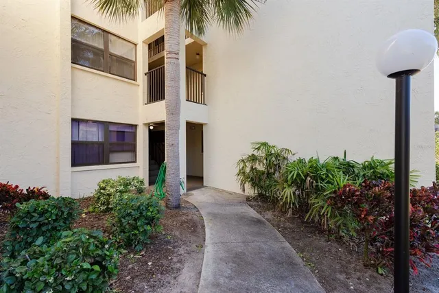$219,900 | 14255 Rosemary Lane, Unit 8204, Largo, FL 33774