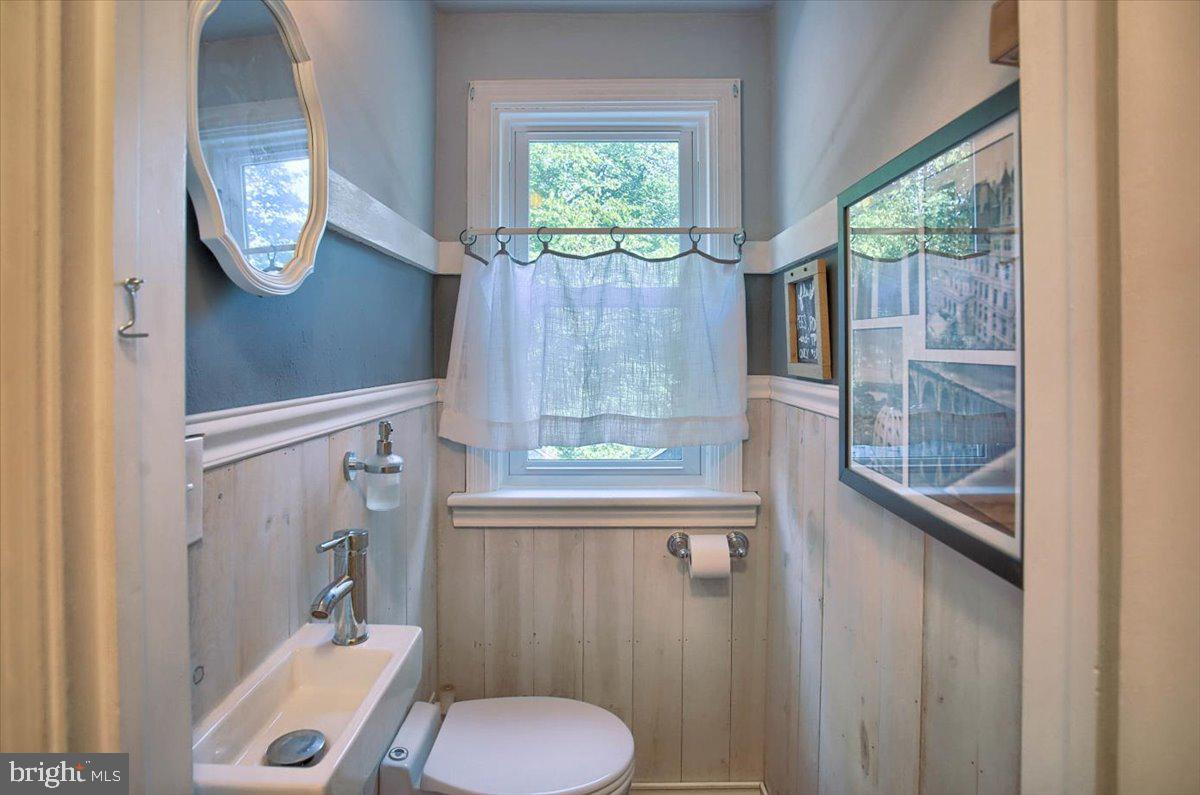 4132 Ridgeview Road Harrisburg, PA 17112 - Photo 6 of 15 1ST FLOOR POWDER ROOM
