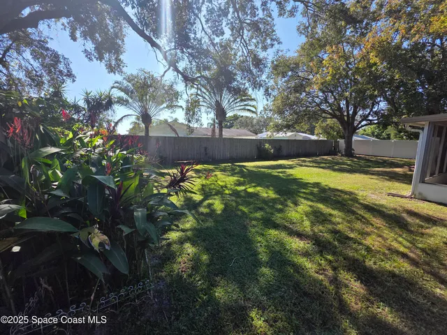 a view of yard with trees
