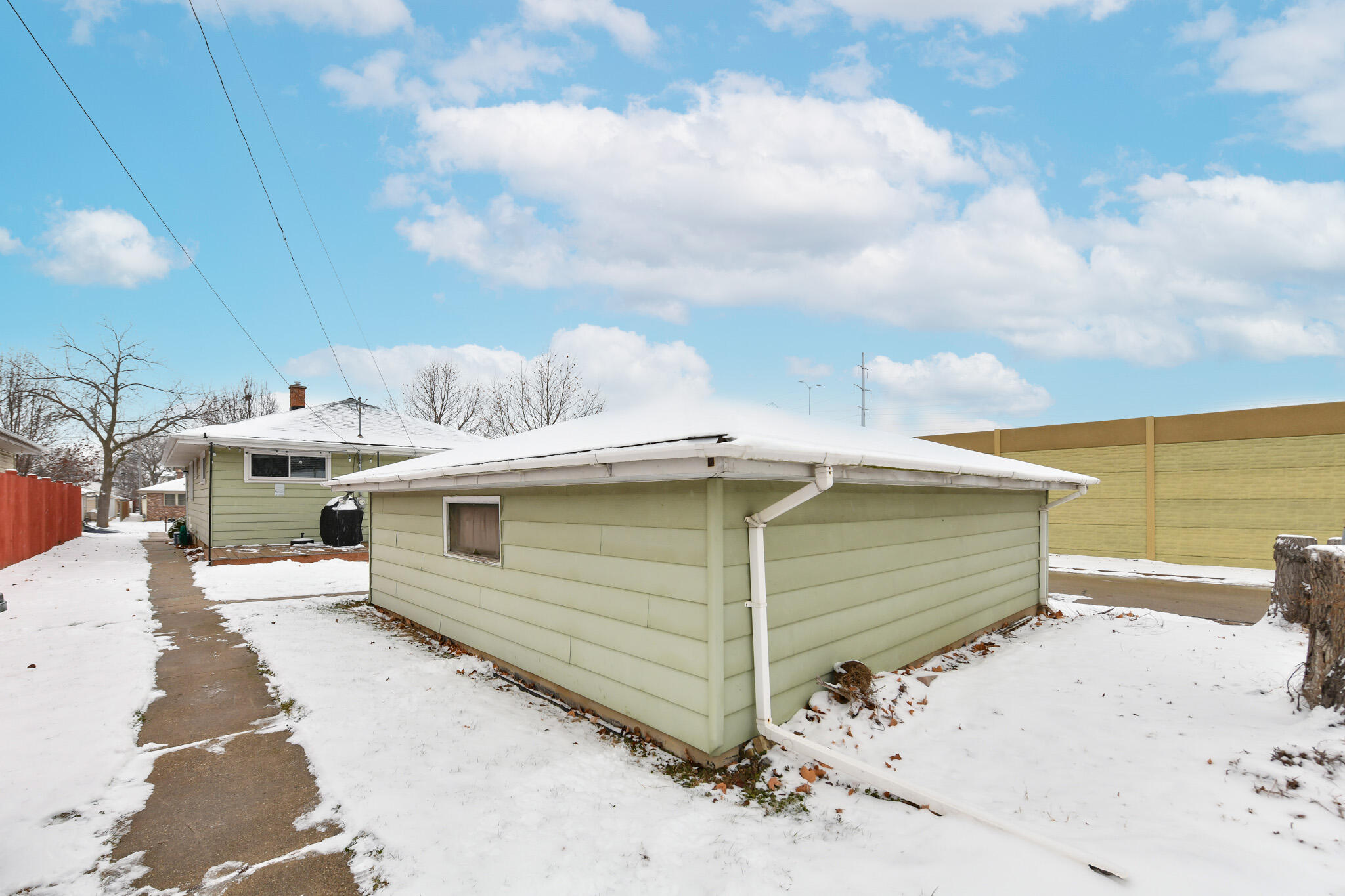 4544 South 49th Street Greenfield, WI 53220 - Photo 20 of 25 Garage