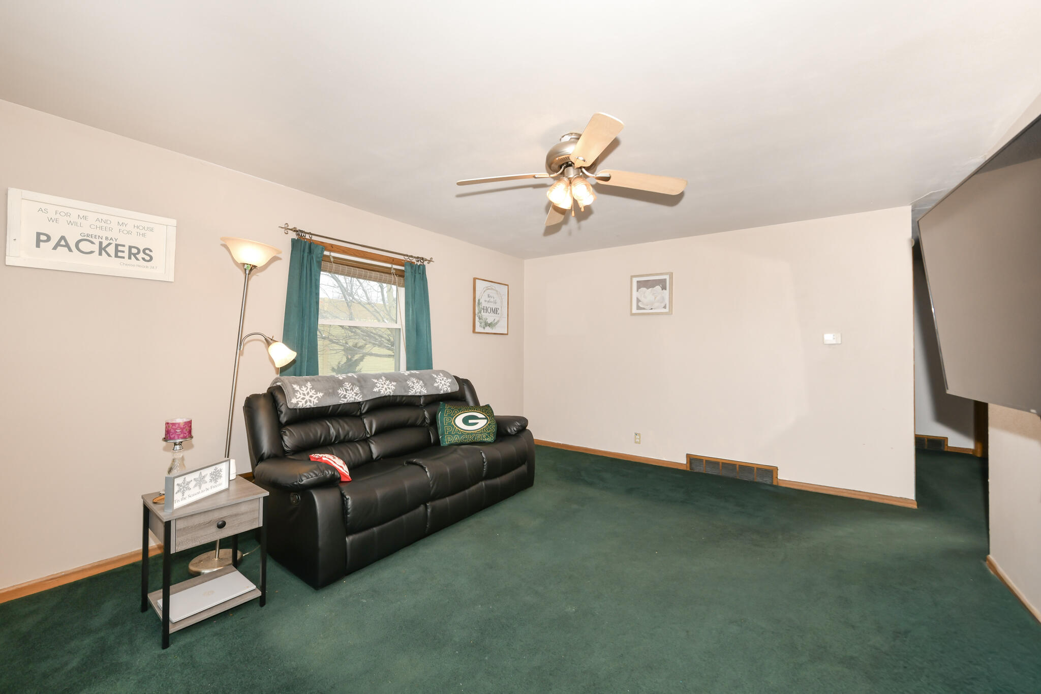 4544 South 49th Street Greenfield, WI 53220 - Photo 2 of 25 Living Room