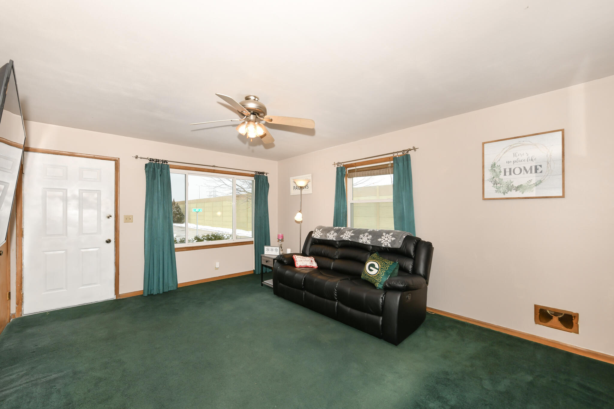 4544 South 49th Street Greenfield, WI 53220 - Photo 3 of 25 Living Room