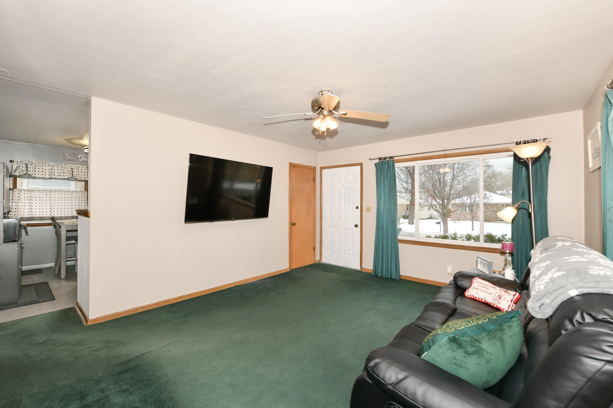 4544 South 49th Street Greenfield, WI 53220 - Photo 4 of 25 Living Room