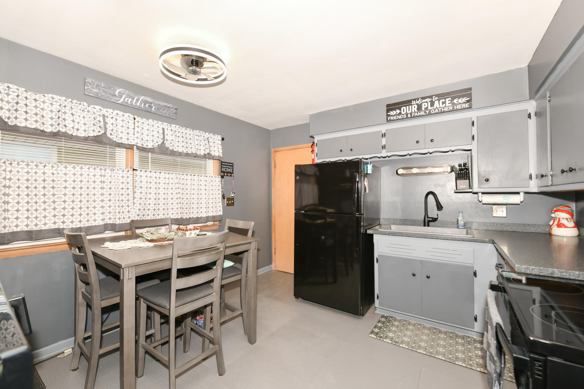 4544 South 49th Street Greenfield, WI 53220 - Photo 5 of 25 Kitchen