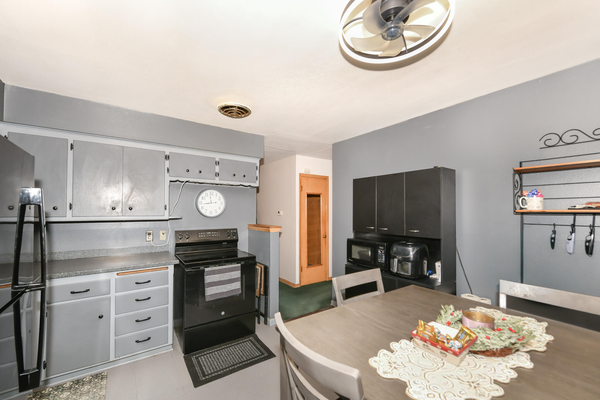 4544 South 49th Street Greenfield, WI 53220 - Photo 7 of 25 KItchen