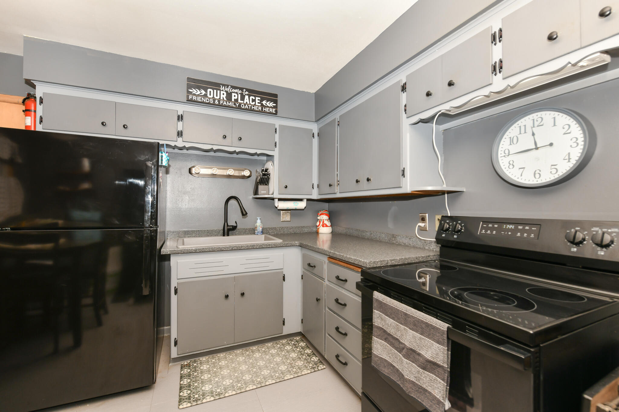 4544 South 49th Street Greenfield, WI 53220 - Photo 8 of 25 KItchen
