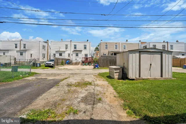 a view of residential houses with yard