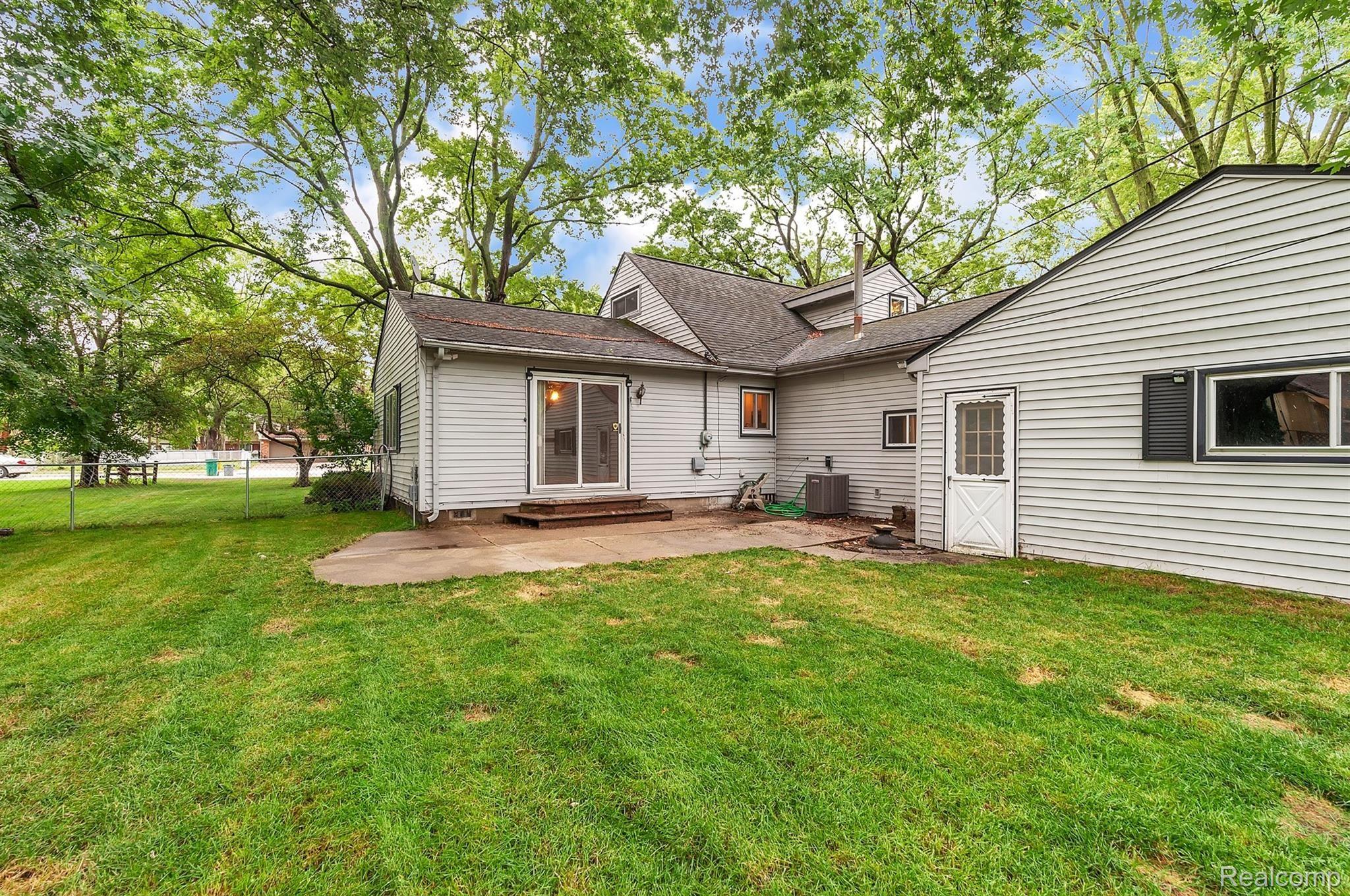 23309 Tuck Road Farmington, MI 48336 - Photo 35 of 40 34-23309 Tuck Rd-WindowStill-Real-E.jpg