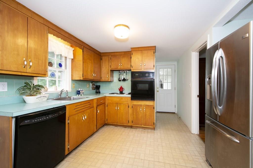 9 Winthrop Road Hingham, MA 02043 - Photo 4 of 31