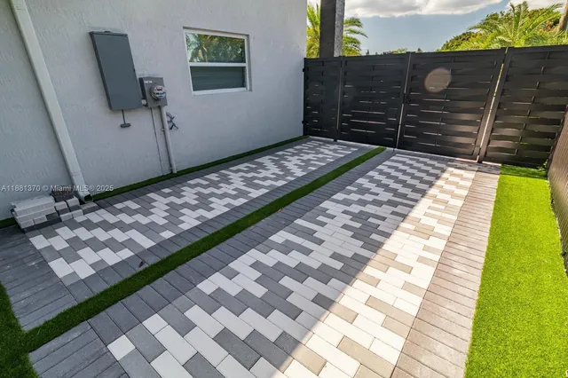 a view of a backyard