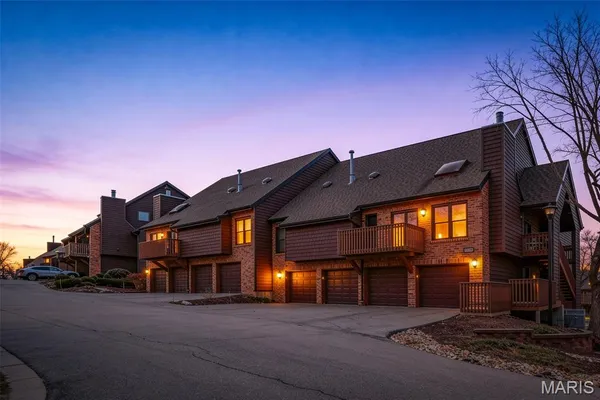 $189,900 | 5162 Hollow Wood Court, Unit B, St. Louis, MO 63128