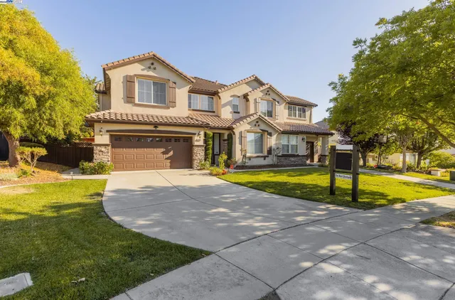 a view of house with a swimming pool