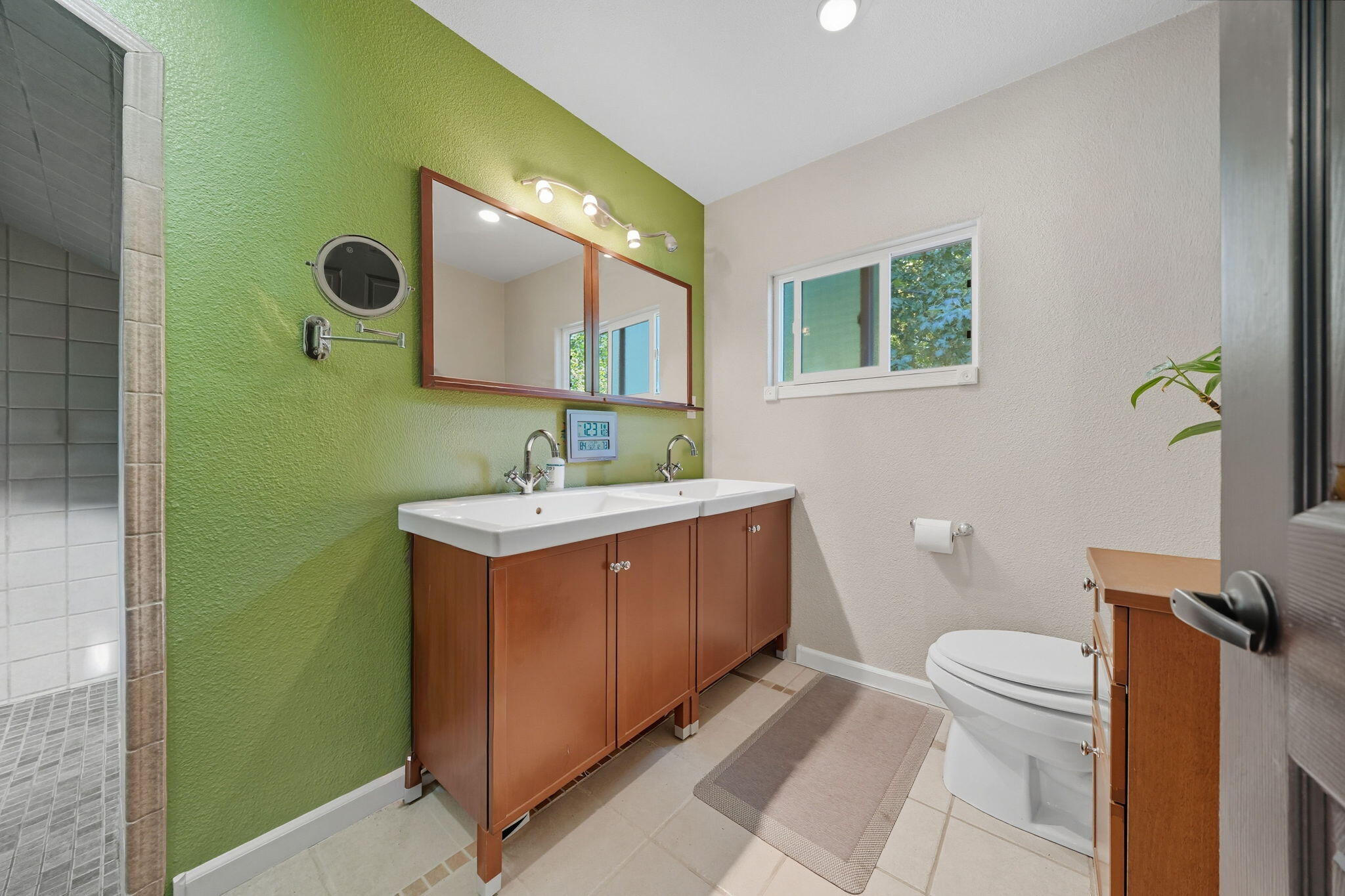 25031 Kauffman Avenue Red Bluff, CA 96080 - Photo 16 of 57 Primary bathroom