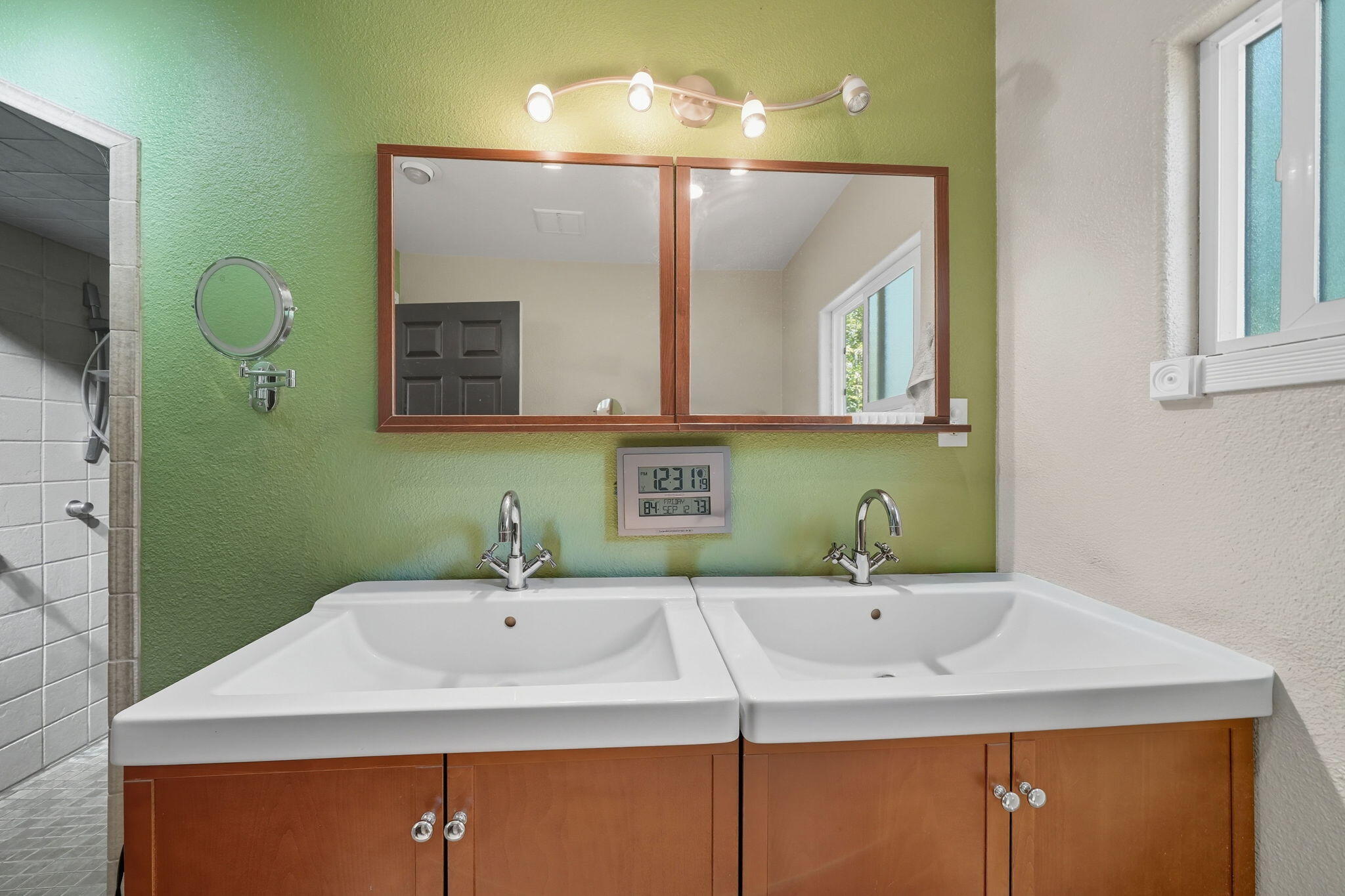 25031 Kauffman Avenue Red Bluff, CA 96080 - Photo 17 of 57 Primary bathroom