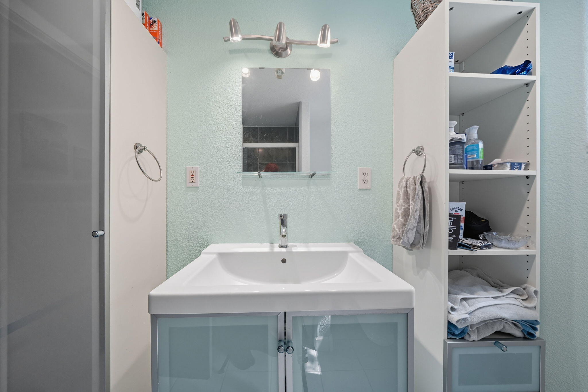 25031 Kauffman Avenue Red Bluff, CA 96080 - Photo 24 of 57 Guest Bathroom