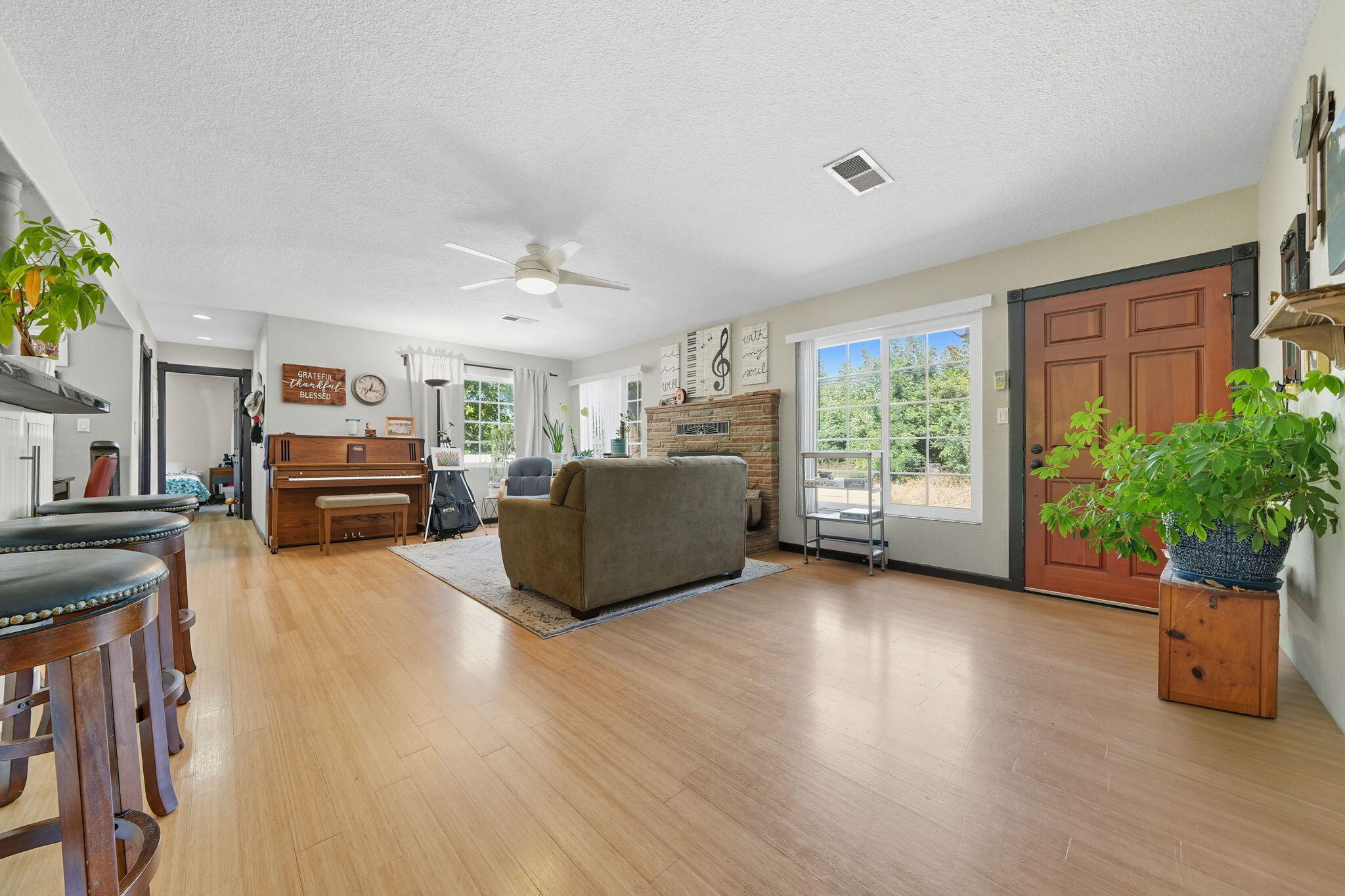 25031 Kauffman Avenue Red Bluff, CA 96080 - Photo 4 of 57 Living room