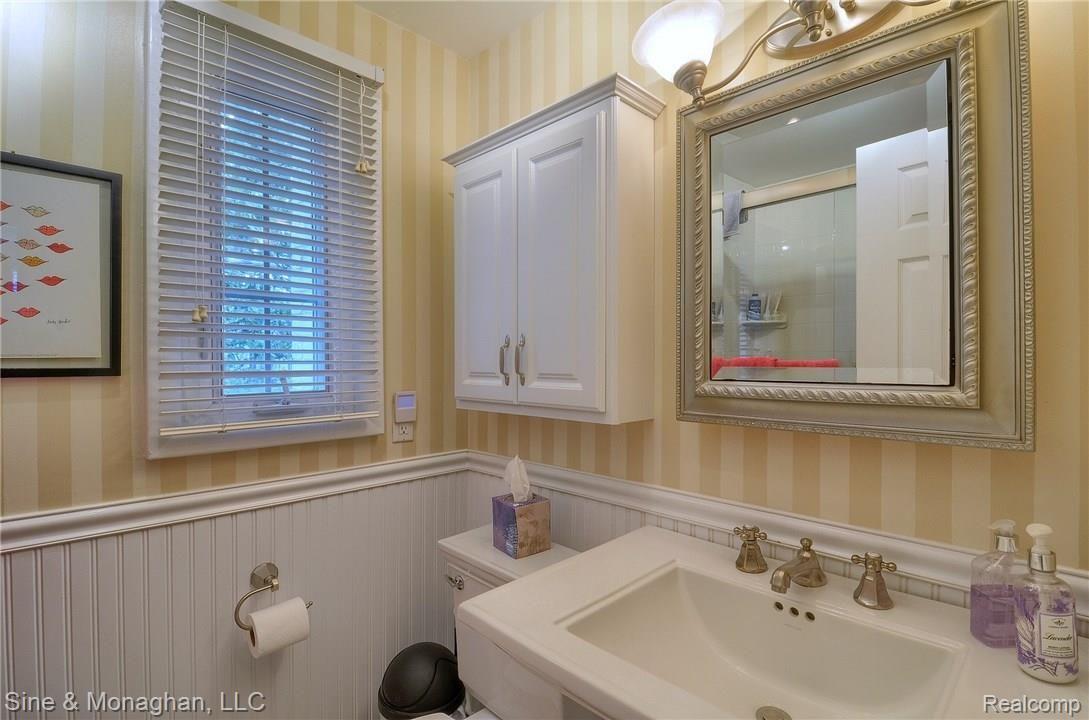1622 Graefield Road Birmingham, MI 48009 - Photo 22 of 29 23 Bathroom.jpg