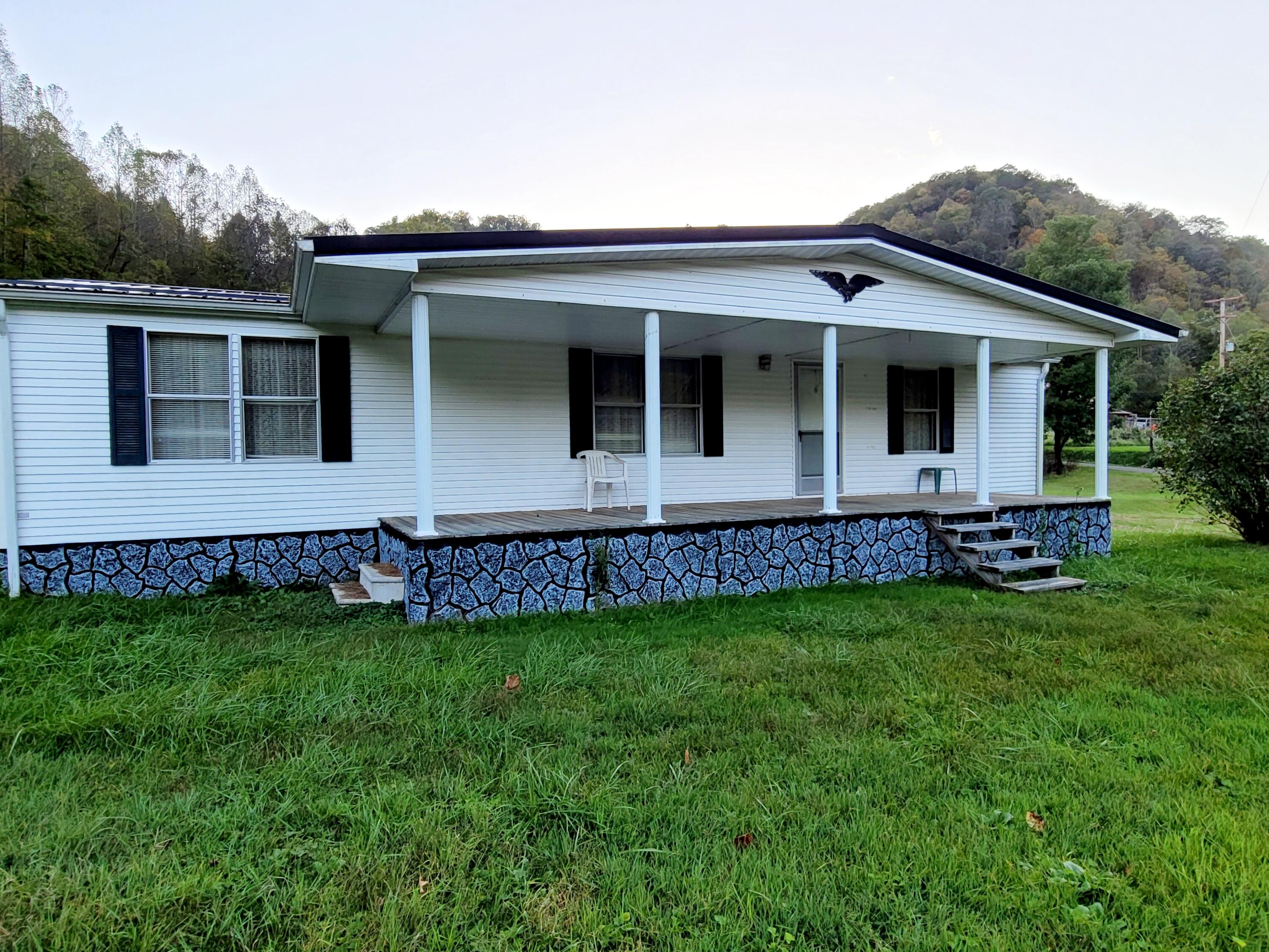189 Richard Long Road Dante, VA 24237 - Photo 2 of 34 20211017_182518