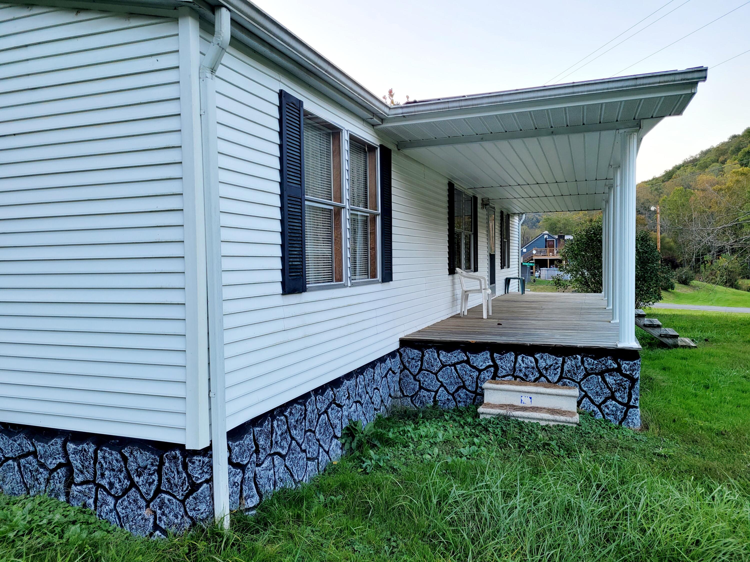 189 Richard Long Road Dante, VA 24237 - Photo 3 of 34 20211017_182501