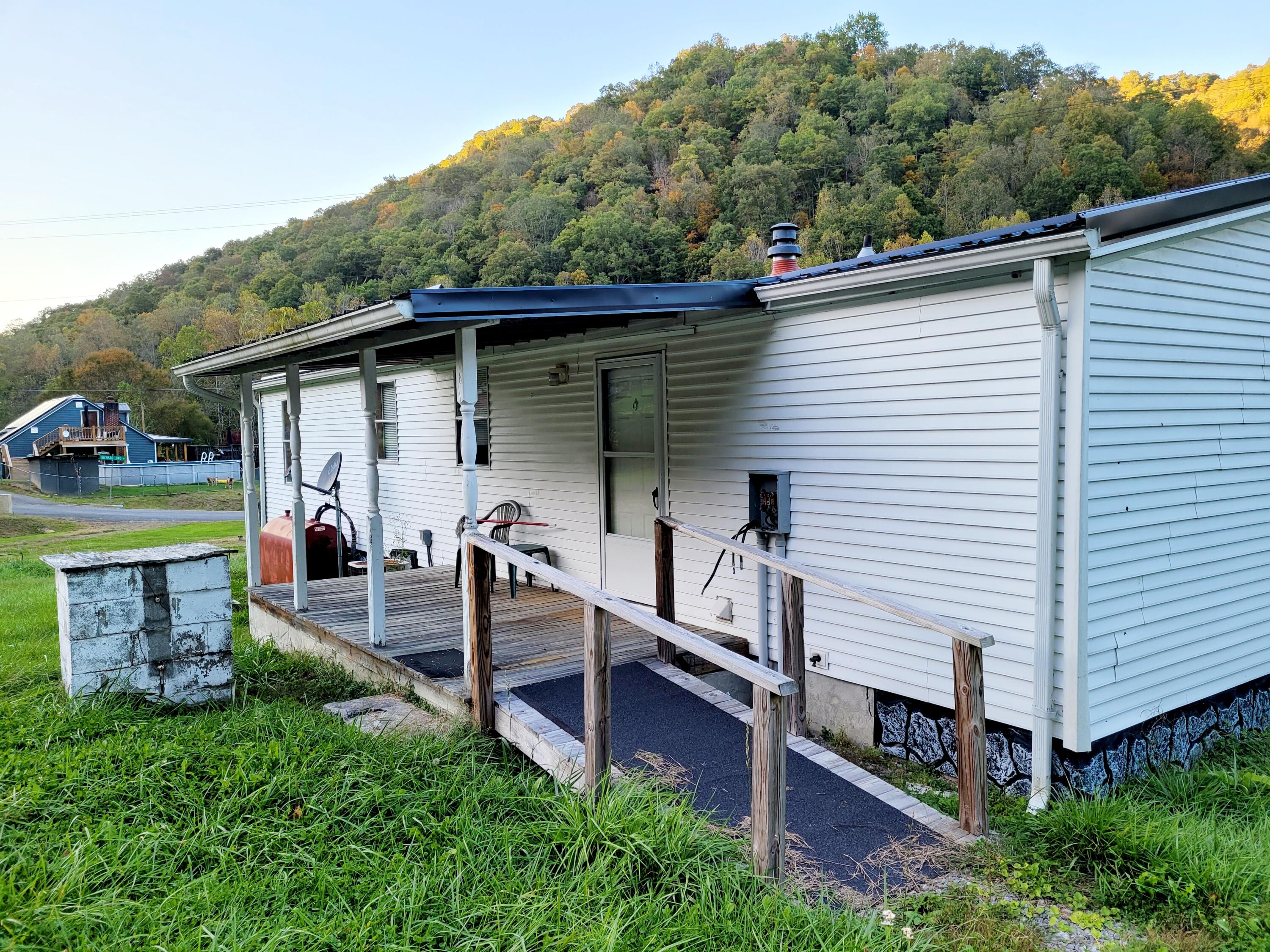 189 Richard Long Road Dante, VA 24237 - Photo 4 of 34 20211017_182426