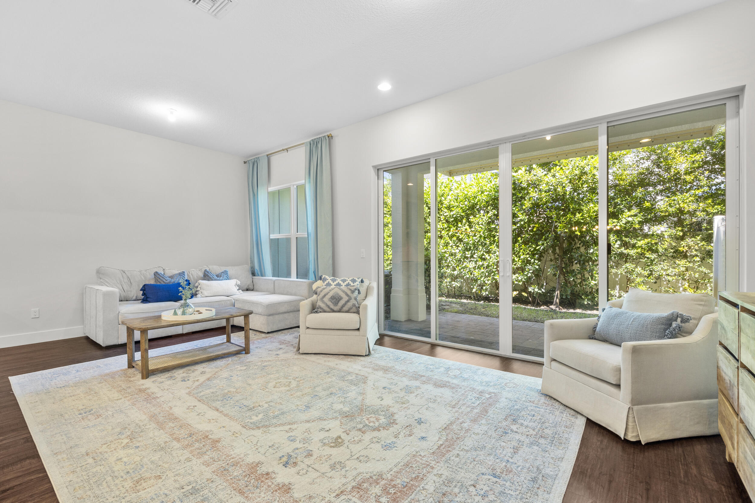 4809 Pointe Midtown Road Palm Beach Gardens, FL 33418 - Photo 12 of 41 Living room
