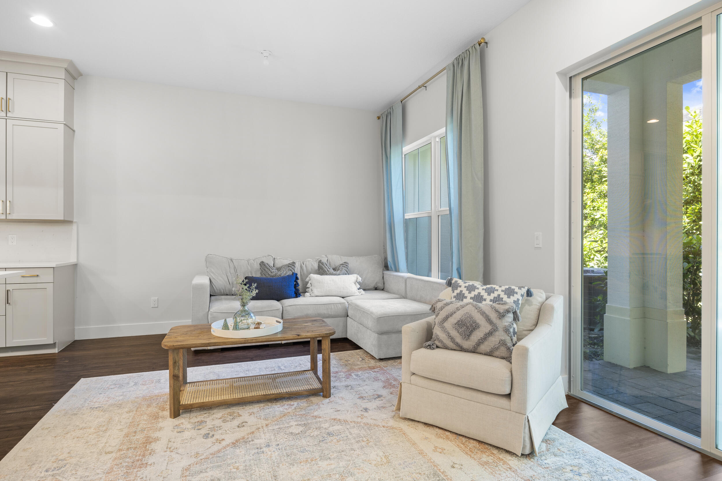 4809 Pointe Midtown Road Palm Beach Gardens, FL 33418 - Photo 15 of 41 Living room
