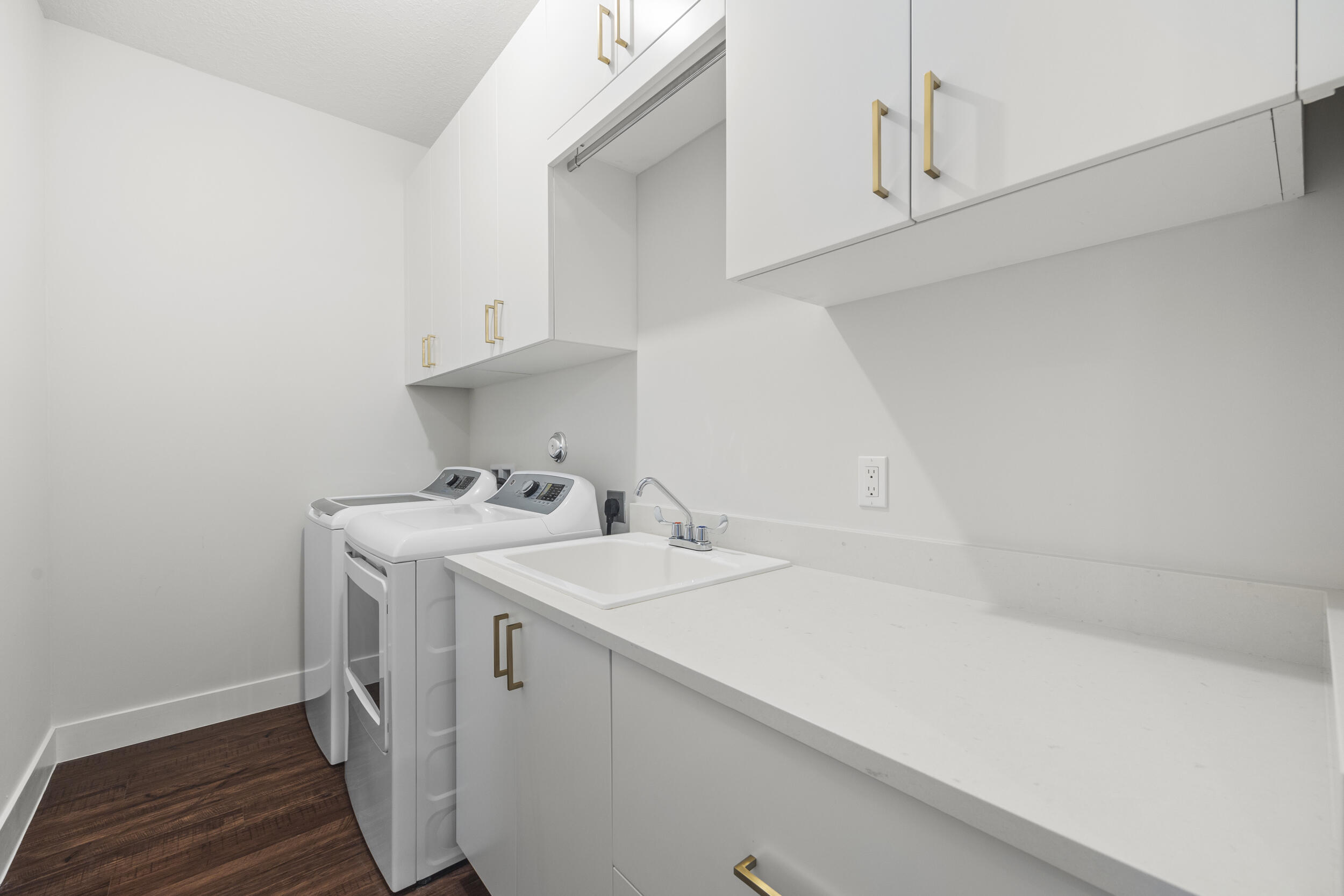 4809 Pointe Midtown Road Palm Beach Gardens, FL 33418 - Photo 31 of 41 Laundry room