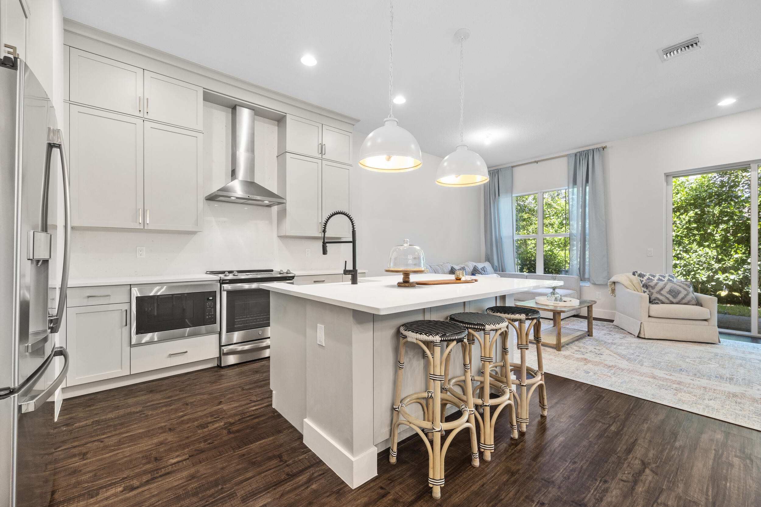 4809 Pointe Midtown Road Palm Beach Gardens, FL 33418 - Photo 9 of 41 Breakfast bar and kitchen