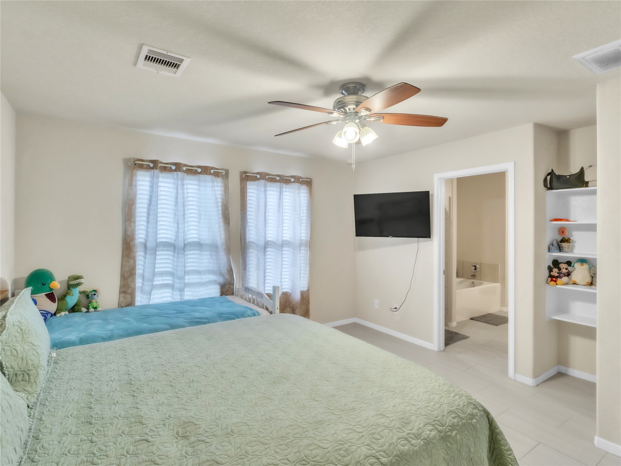 10515 Ince Lane Houston, TX 77040 - Photo 13 of 31 Primary bedroom 1
