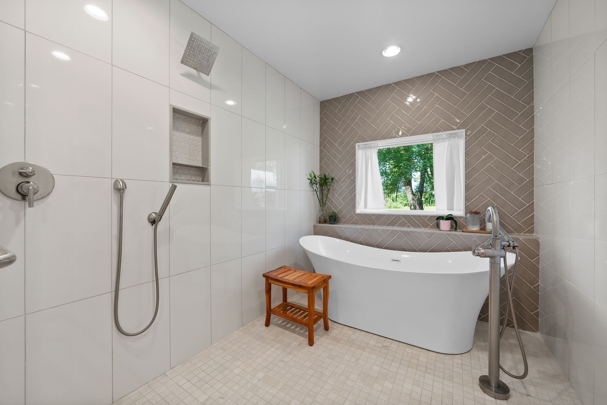 3680 Zentmyer Road Crofton, KY 42217 - Photo 26 of 43 a bathroom with a sink a toilet and a bathtub