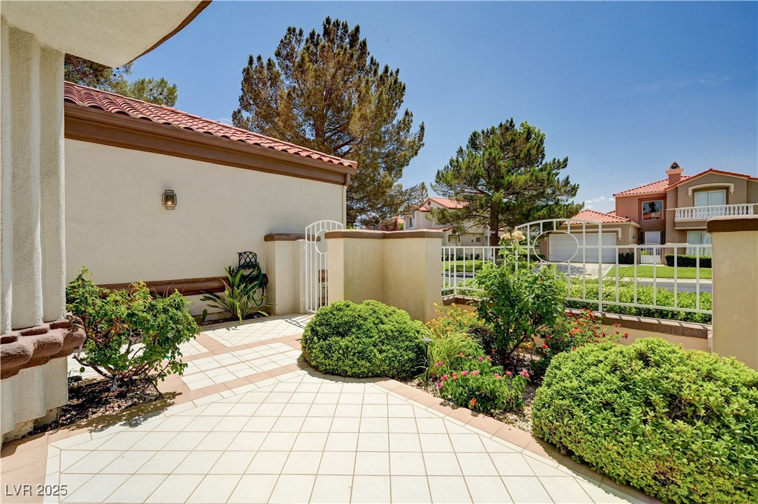 8224 Horseshoe Bend Lane Las Vegas, NV 89113 - Photo 3 of 33