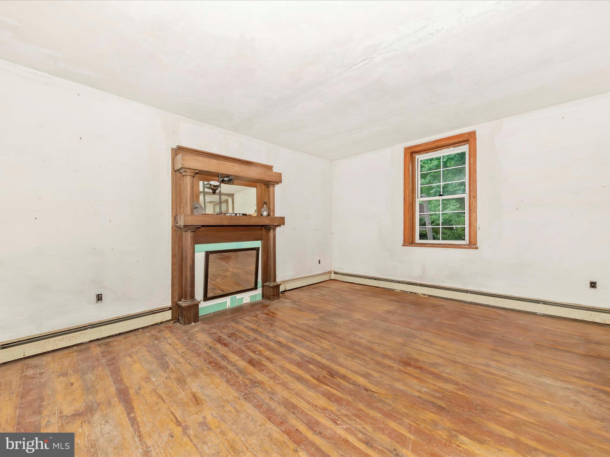 6753 Dickerson Road Dickerson, MD 20842 - Photo 11 of 49 Living Room