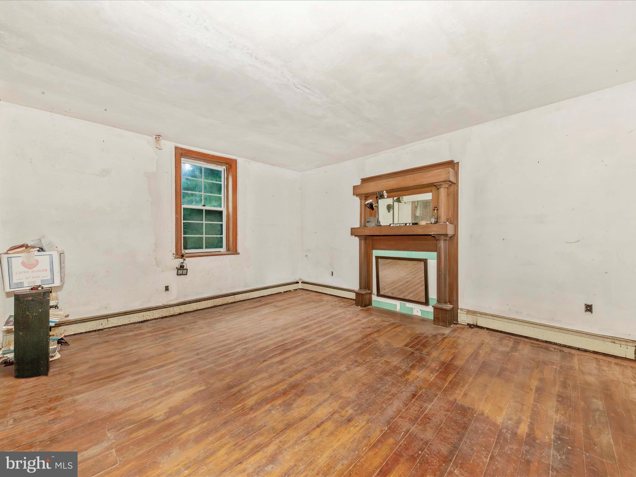 6753 Dickerson Road Dickerson, MD 20842 - Photo 10 of 49 Living Room