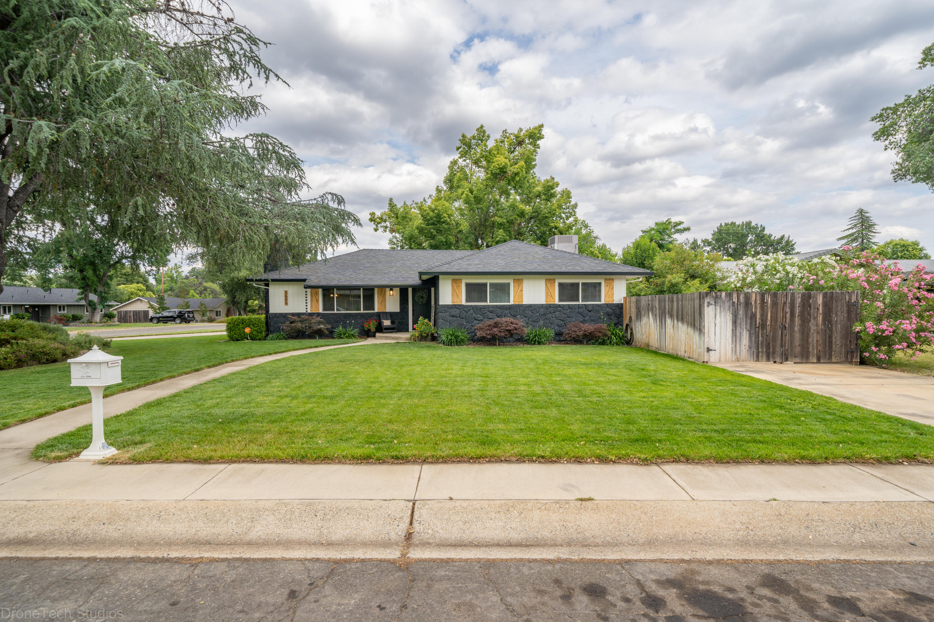 3689 Suzanne Way Redding, CA 96002 - Photo 2 of 58 3689 Suzanne Way-2